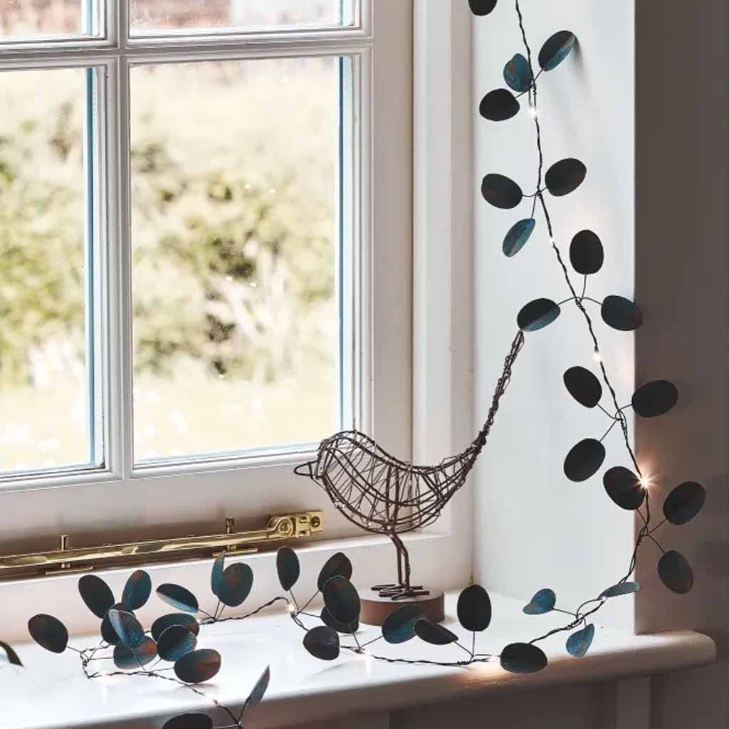 Eucalyptus lichtslinger met 20 warm witte LED lichtjes