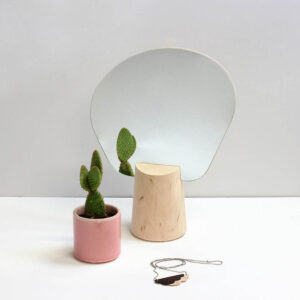 Spiegel op houten voet van limoenboom hout RMdesign Medium